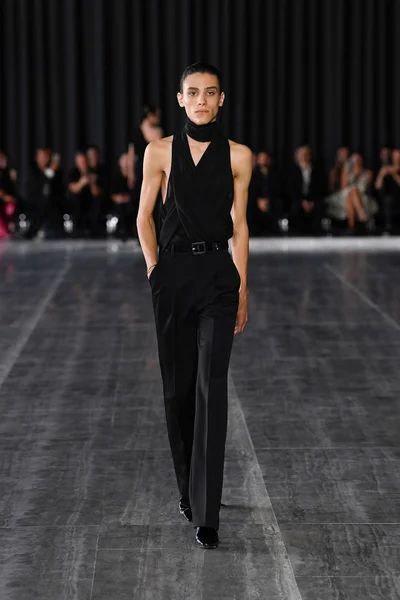 Look 32